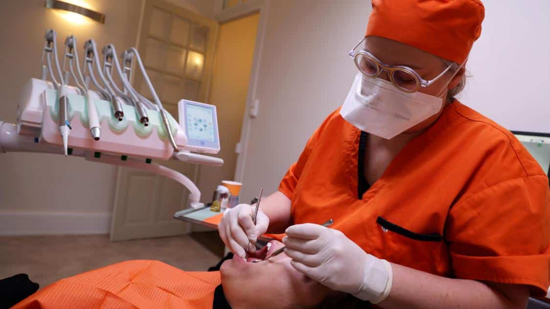 Examen dentaire par un dentiste. soins dentaire