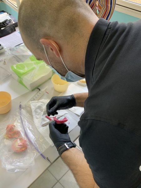 étudiant en train d’effectuer des travaux pratiques
